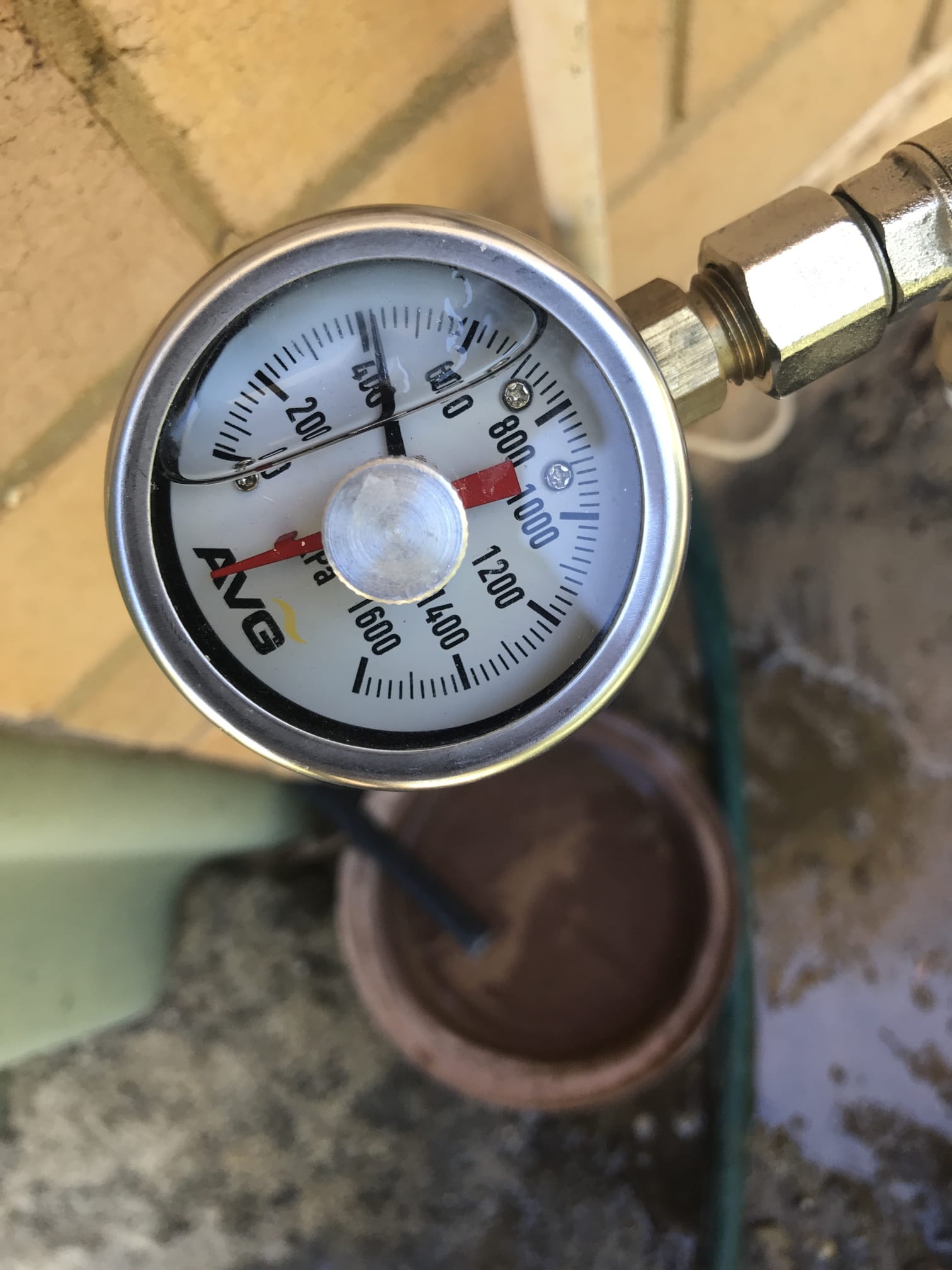 Pressure gauge fitted by a Tap Doctor plumber to test the water pressure